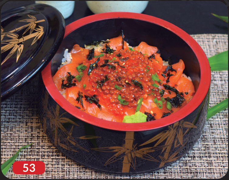 Salmón con Ikura sobre arroz